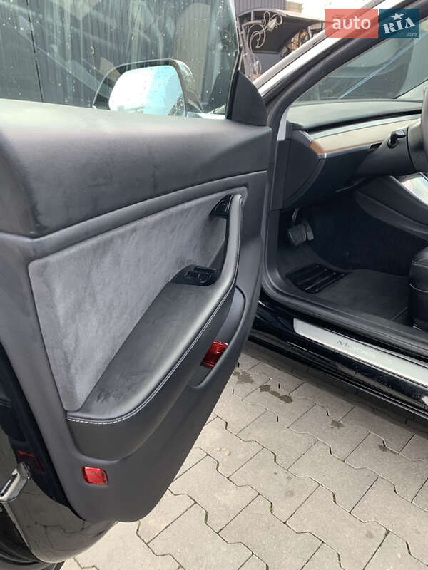 Седан Tesla Model 3 2019 в Калуші