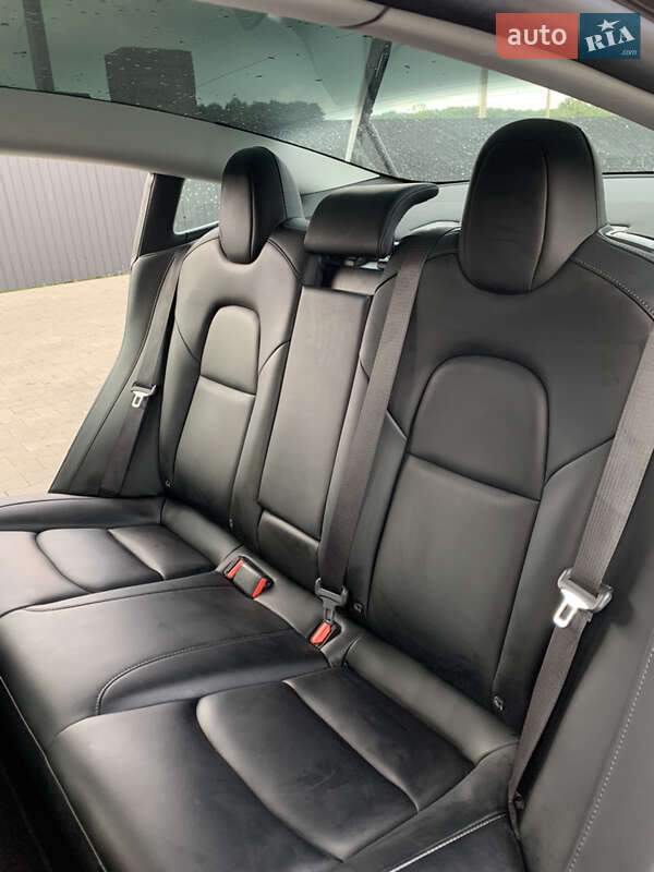 Седан Tesla Model 3 2019 в Калуші