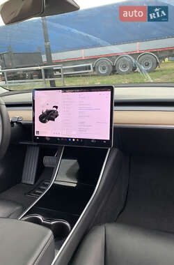 Седан Tesla Model 3 2019 в Калуші