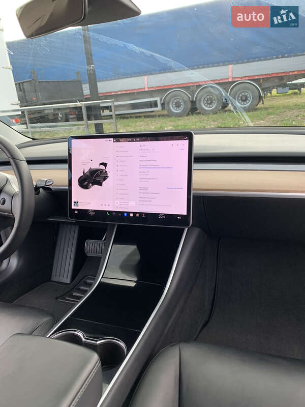 Седан Tesla Model 3 2019 в Калуші