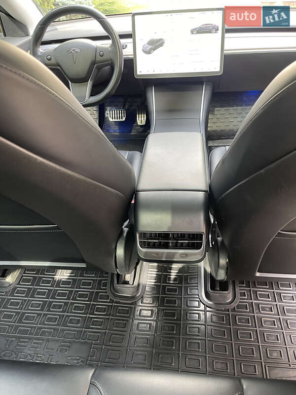 Седан Tesla Model 3 2018 в Одесі