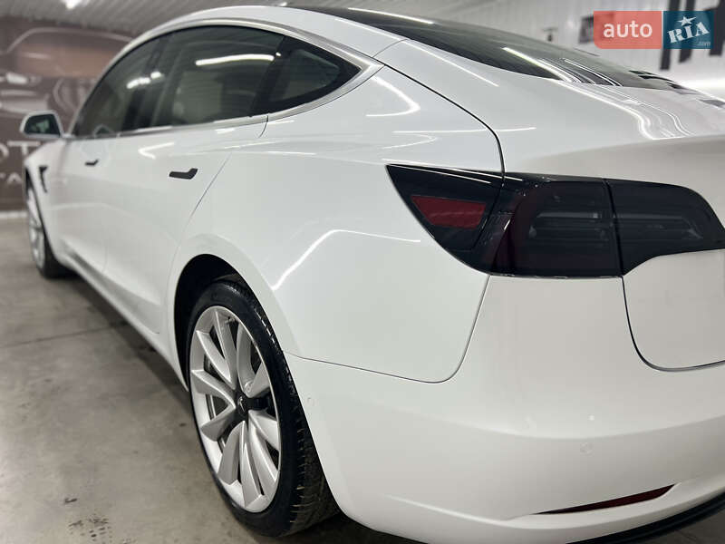 Седан Tesla Model 3 2020 в Черновцах