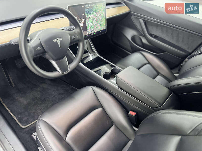 Седан Tesla Model 3 2020 в Черновцах