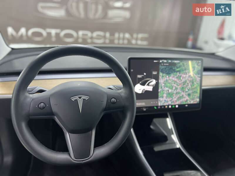 Седан Tesla Model 3 2020 в Черновцах