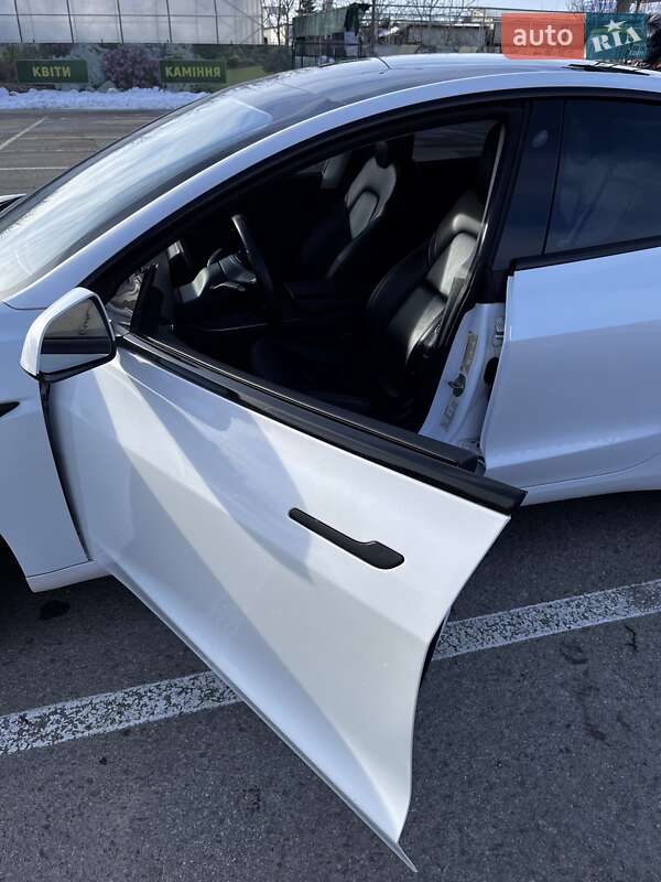 Седан Tesla Model 3 2019 в Львове