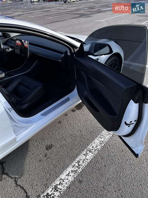 Седан Tesla Model 3 2019 в Львове