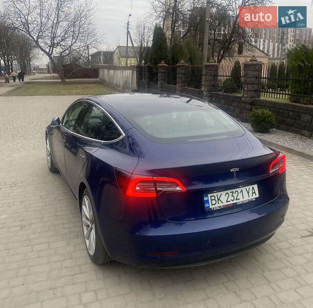 Седан Tesla Model 3 2019 в Ровно