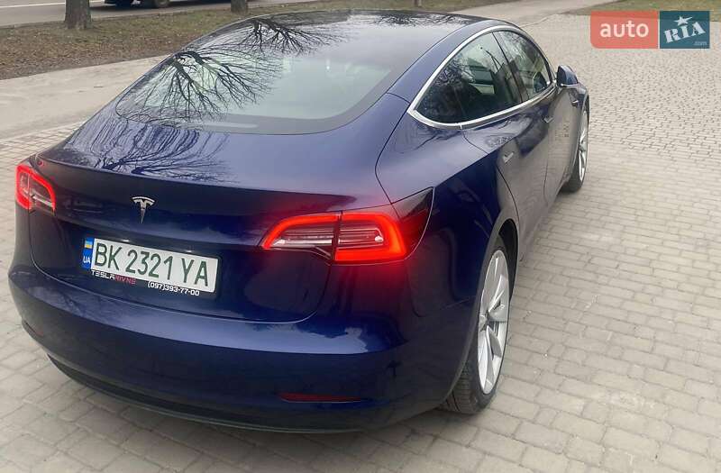 Седан Tesla Model 3 2019 в Ровно