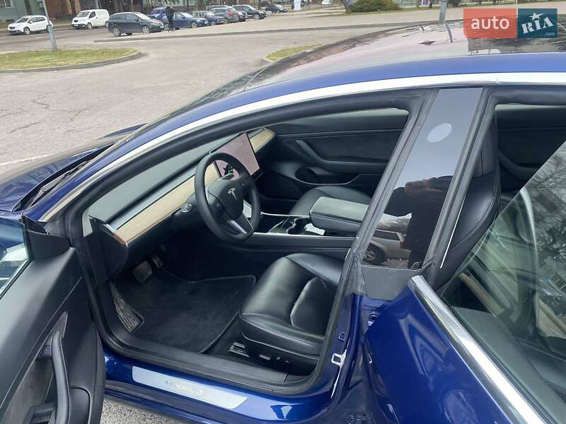 Седан Tesla Model 3 2019 в Ровно