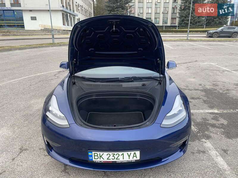 Седан Tesla Model 3 2019 в Ровно