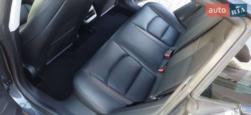 Седан Tesla Model 3 2021 в Хусте