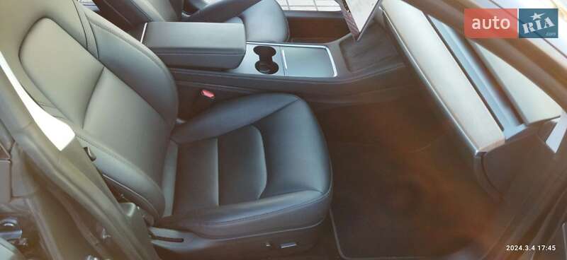 Седан Tesla Model 3 2021 в Хусте
