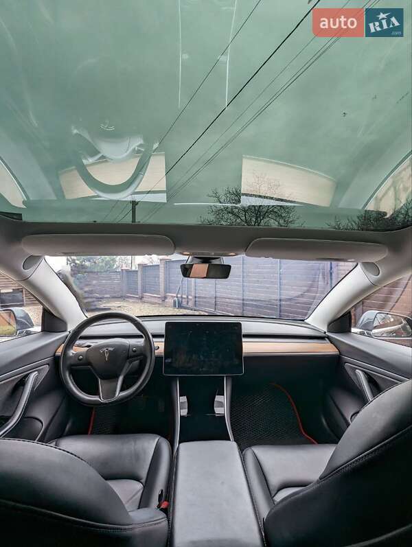 Седан Tesla Model 3 2019 в Черновцах