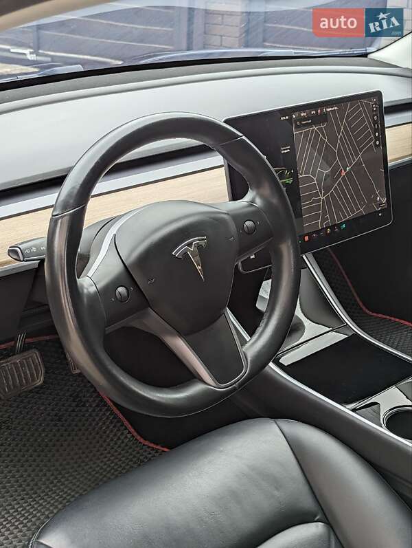 Седан Tesla Model 3 2019 в Черновцах