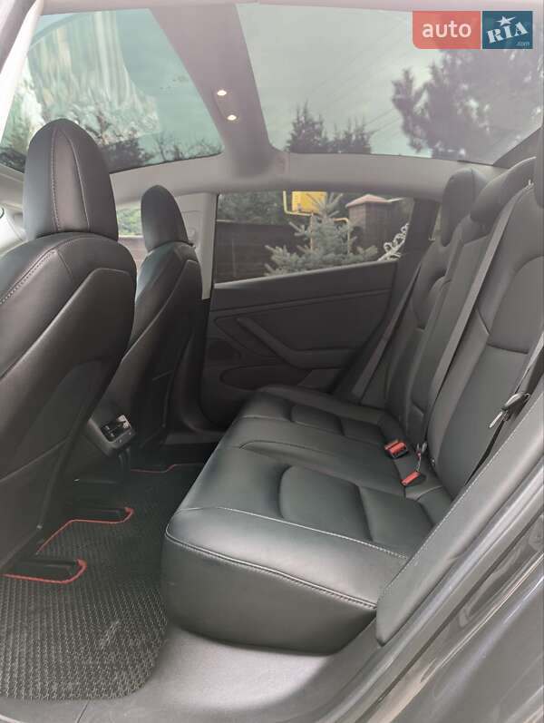 Седан Tesla Model 3 2019 в Черновцах