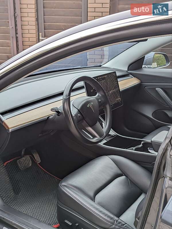 Седан Tesla Model 3 2019 в Черновцах
