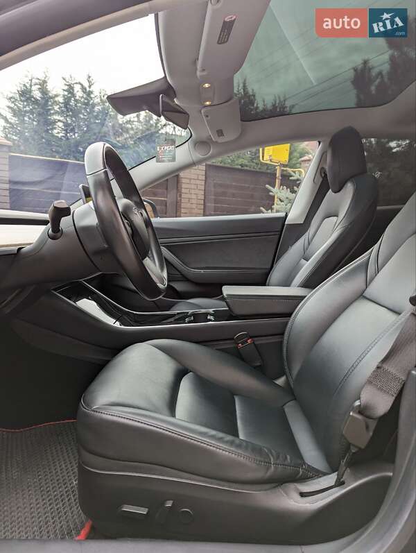 Седан Tesla Model 3 2019 в Черновцах