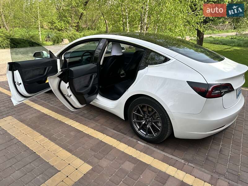Седан Tesla Model 3 2018 в Дніпрі