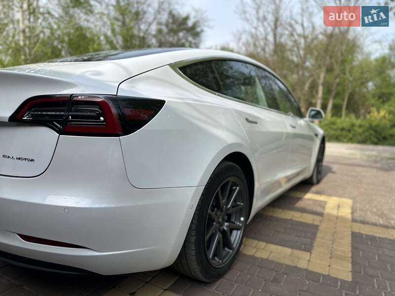 Седан Tesla Model 3 2018 в Дніпрі