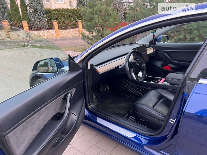 Седан Tesla Model 3 2019 в Львове