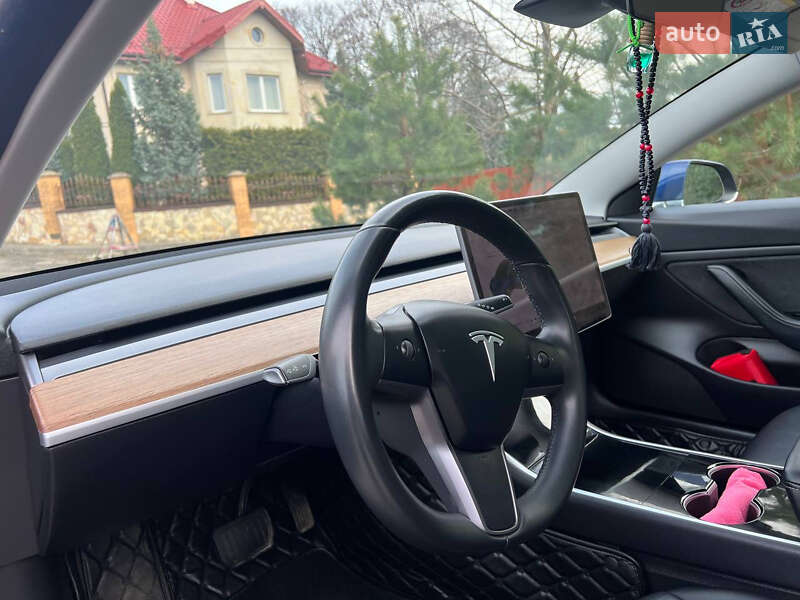 Седан Tesla Model 3 2019 в Львове