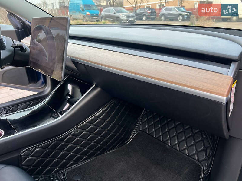 Седан Tesla Model 3 2019 в Львове