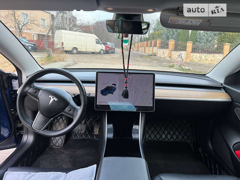 Седан Tesla Model 3 2019 в Львове