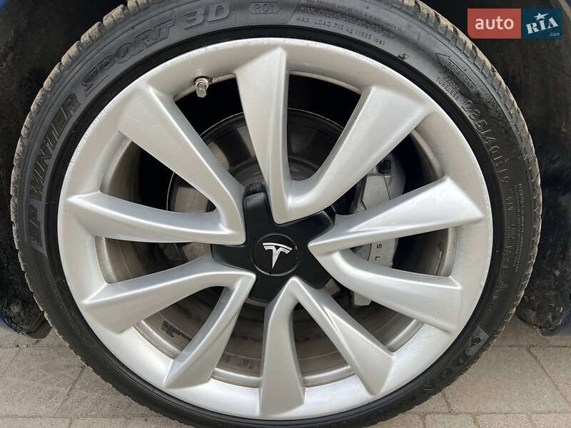 Седан Tesla Model 3 2019 в Львове