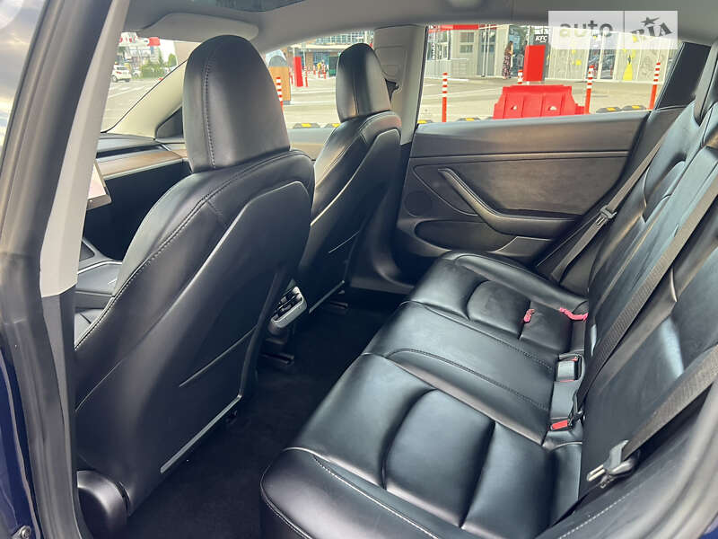 Седан Tesla Model 3 2023 в Білогородці