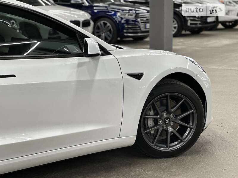 Седан Tesla Model 3 2023 в Киеве