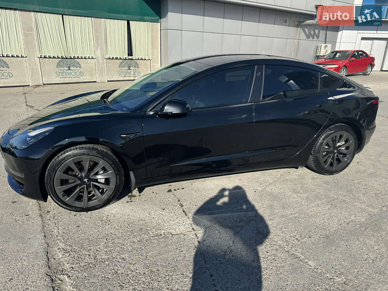 Седан Tesla Model 3 2021 в Черновцах