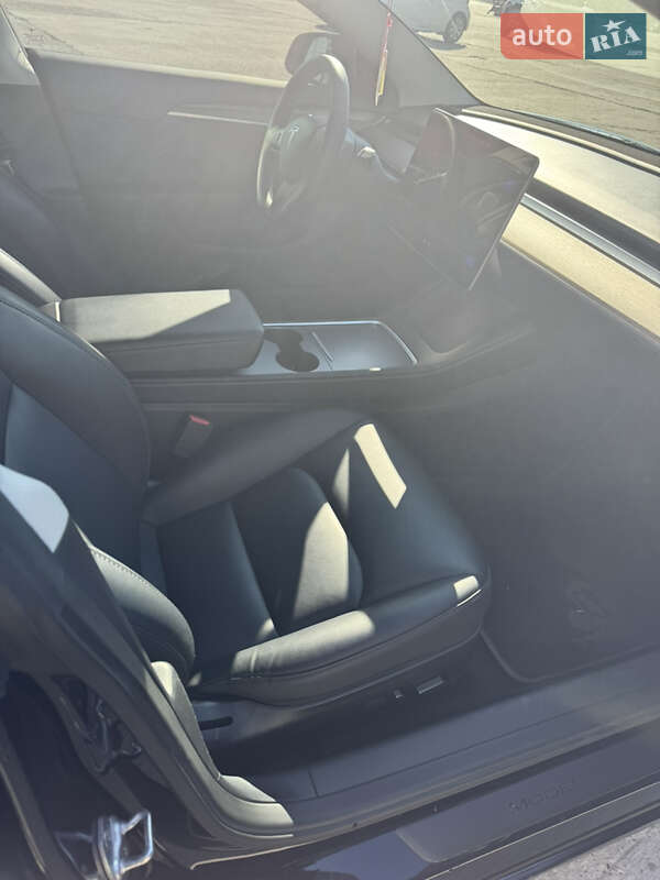 Седан Tesla Model 3 2021 в Черновцах