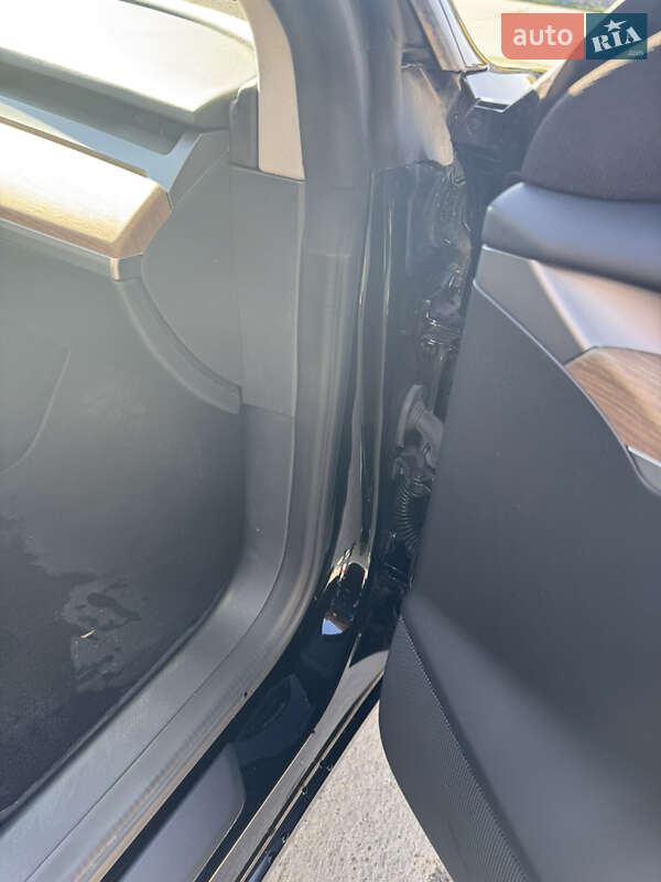 Седан Tesla Model 3 2021 в Черновцах