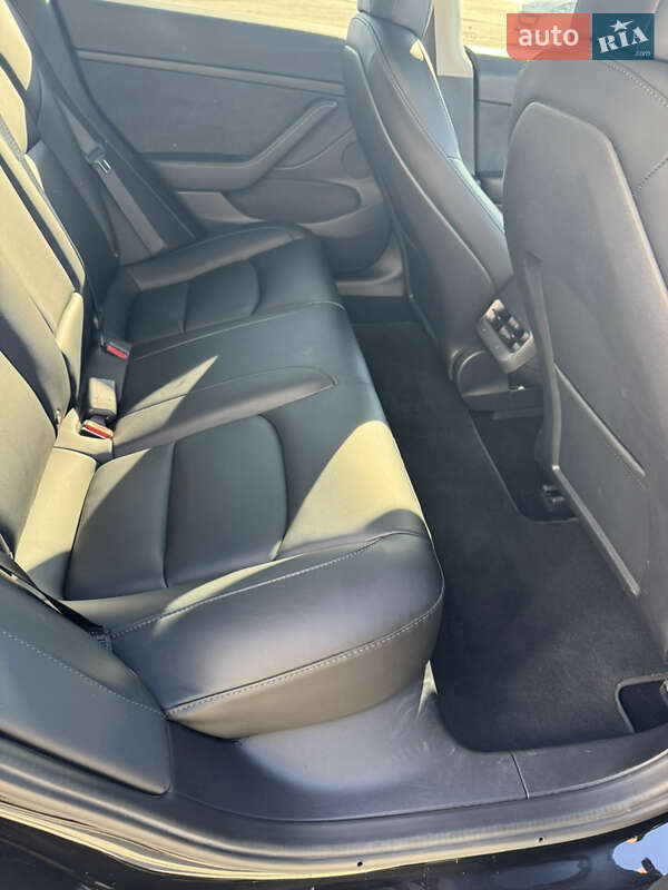 Седан Tesla Model 3 2021 в Черновцах