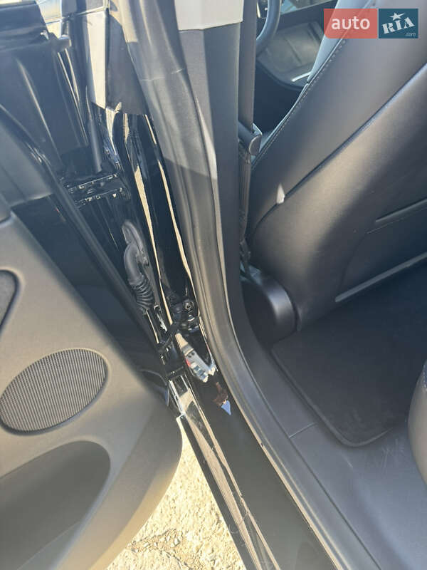 Седан Tesla Model 3 2021 в Черновцах