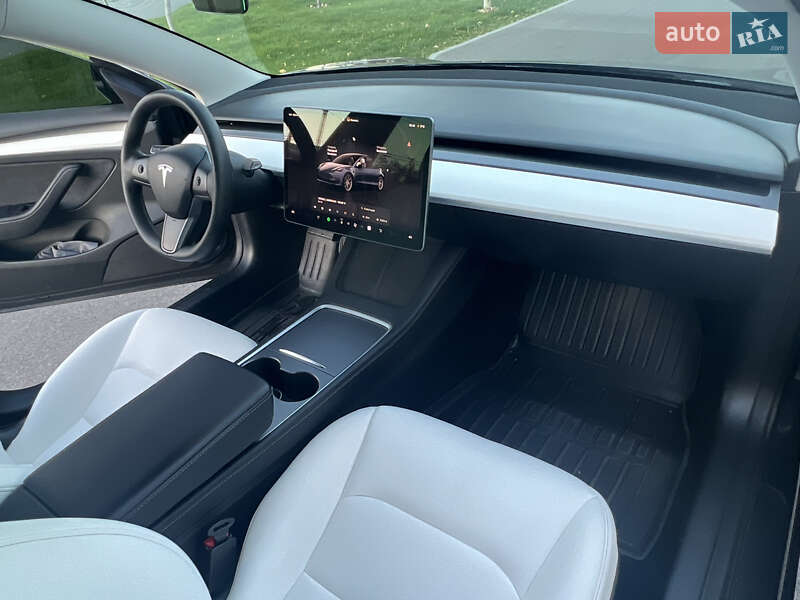 Седан Tesla Model 3 2022 в Днепре