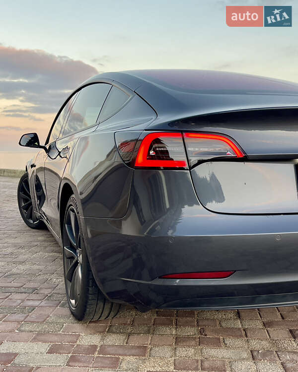 Седан Tesla Model 3 2018 в Одесі