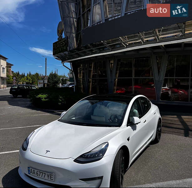 Седан Tesla Model 3