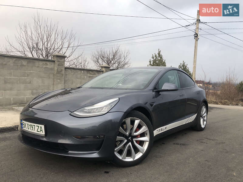 Tesla Model 3 2018 року в Рівному