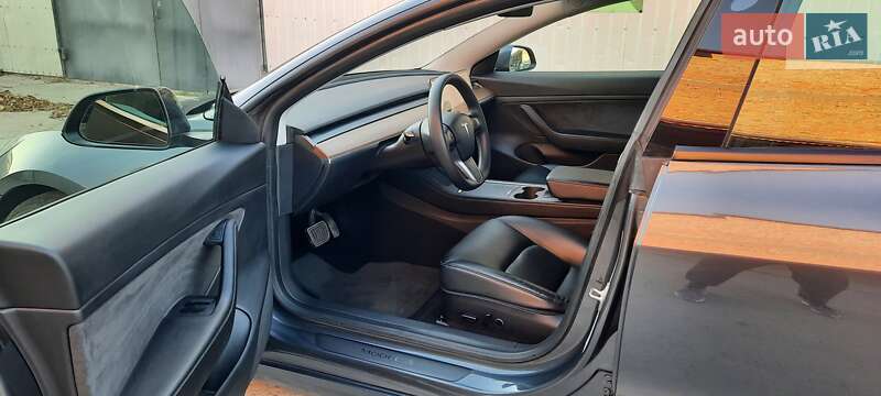 Седан Tesla Model 3 2020 в Рівному
