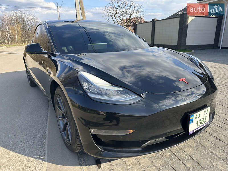 Седан Tesla Model 3