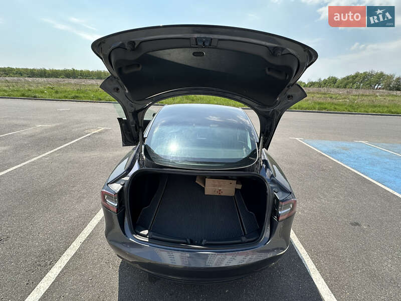 Седан Tesla Model 3 2019 в Виннице