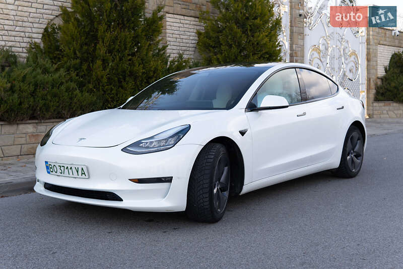 Седан Tesla Model 3