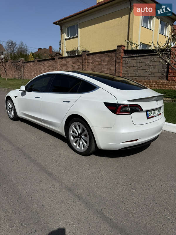 Седан Tesla Model 3 2020 в Рівному