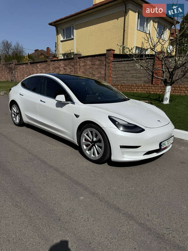Седан Tesla Model 3 2020 в Рівному