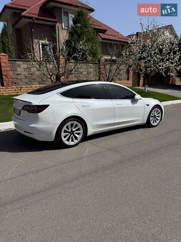 Седан Tesla Model 3 2020 в Рівному