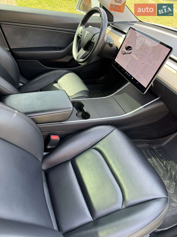 Седан Tesla Model 3 2020 в Рівному