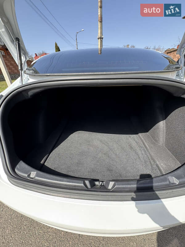 Седан Tesla Model 3 2020 в Рівному