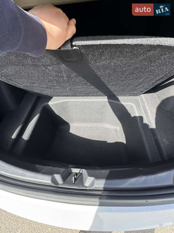 Седан Tesla Model 3 2020 в Рівному