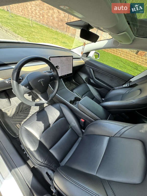 Седан Tesla Model 3 2020 в Рівному